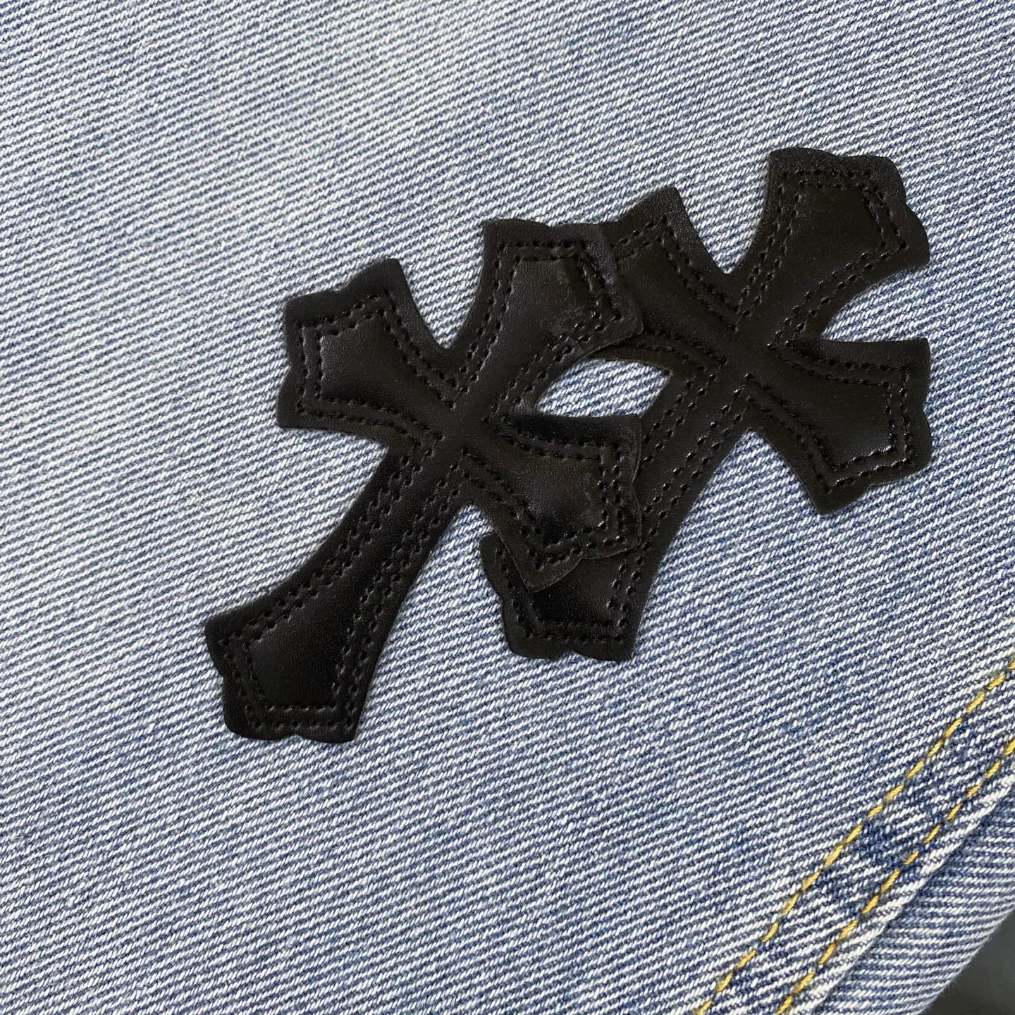 P230 chrome hearts Mattyboy same style black cross patch leather frayed jeans vi Top heavy industry fashionable design] Consistent high street luxury style creation. Speaking of this style, the Zangyin family and GU family are definitely the leading representative brands. Especially the Zangyin family has really achieved a state-of-the-art effect in creating high street style. The unique washed material is used to create this style. The color system is quite eye-catching. After it is decorated with patchwork cross flowers, it cleverly highlights the charm of the brand. Secondly, this style uses classic The classic high-waist cutting design highlights the long legs and fashionable temperament of the upper body. The brand is highly recognizable and the slim fit configuration is more suitable for daily wear. It is a product that interprets personality, fashion, and specifications at a glance. This single product is enough to make any fan excited. It can be a white T-shirt for youthful preppy style, or a tight suspender for lady style. It has strong matching ability and can be easily controlled by men.  [Materials and craftsmanship] Needless to say, this point goes without saying. As an excellent craftsman brand, Zangyin’s requirements for details and craftsmanship are really perfect. The washed color of this model has gone through so many processes, not to mention the embellishment of denim appliques. It is also purely hand-made and sewn. Just like what they believe in, only hand-made things have soul and have the meaning of wear. A top-notch heavy-duty fashionable denim item, I look forward to your perfect interpretation! !  Size:28-36